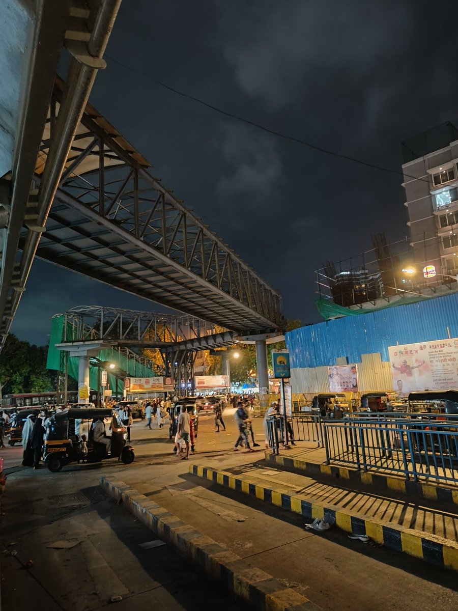 B3TheChang3's tweet photo. @CMOMaharashtra @PMOIndia @mybmc why are you dismantling the sky walk from SV road to Bandra station? It will be of great use once the metro is built. Straight from one station to another directly @MNCDFbombay @mumbaimatterz @RoadsOfMumbai @TOIMumbai @bandrabuzz https://t.co/gqRjRtfxiC