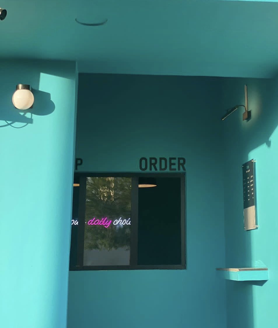 السلام عليكم 
اخوي لو سمحت ممكن تسال متابعينك عن تكلفه لتاسيس كوفي وماهي المعدات
 ( قهوه اليوم + v60 ) 
3 ريال و4 ريال 
بغض النظر عن الايجار والعماله والامور الاخرى لانها تفرق من موقع لموقع ومدينه لمدينه

بالمختصر مشروع قهوة اليوم

( الهبه الموجوده حاليا )