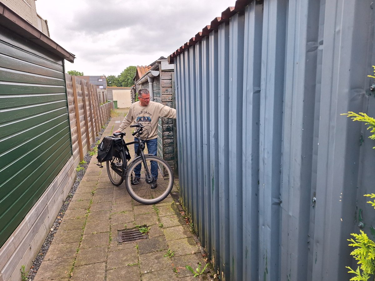 Wiele holenderskich osiedli pozwala na dojazd od tyłu do swoich garaży rowerowych. Dzięki temu rower jest łatwo dostępny i jednocześnie bezpiecznie zaparkowany.