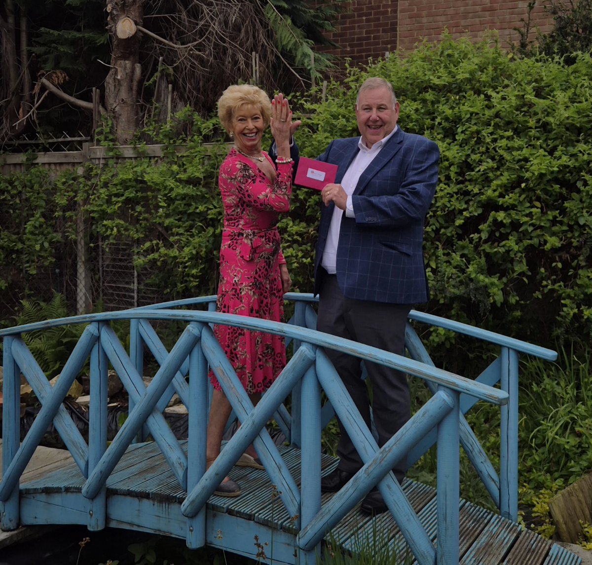 Give it Away's pink envelopes continue with #donation  to  <a href="/EikonCharity/">The Eikon Charity</a> to support #young people with #mental health issues.  Project "High Five" supports emotional wellbeing inc parental guidance to encourage #positivity &amp; #resilience in the #young #charity