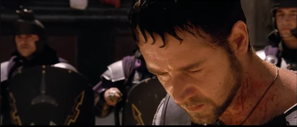 ElEstoicoEsp's tweet photo. "La mejor defensa es no parecerte a ellos". - Marco Aurelio.

En la película "Gladiator", que revisito con frecuencia, hay una escena que encierra una potente lección estoica.

El emperador Cómodo se acerca a Máximo y, con palabras venenosas, le recuerda las horribles atrocidades cometidas contra su hijo y su mujer, buscando provocar su ira.

Sin embargo, Máximo, en lugar de dejarse llevar por la rabia, mantiene la calma y demuestra una profunda templanza.

Tal como le enseñó Marco Aurelio, la mejor defensa es no parecerse a quien nos ha hecho daño.

Máximo, mostrando un autodominio sobrehumano, no se deja llevar por la furia. En vez de atacar a Cómodo, responde con serenidad y dignidad, respetando la figura del emperador:

"El tiempo de honrarte a ti mismo concluirá, alteza".

Para mí, este momento de la película, ejemplifica cómo la templanza y el autocontrol pueden guiarnos ante la adversidad, eligiendo responder en lugar de reaccionar.

Espero que recuerdes este ejemplo y te ayude a mantener la ecuanimidad cuando más lo necesites.