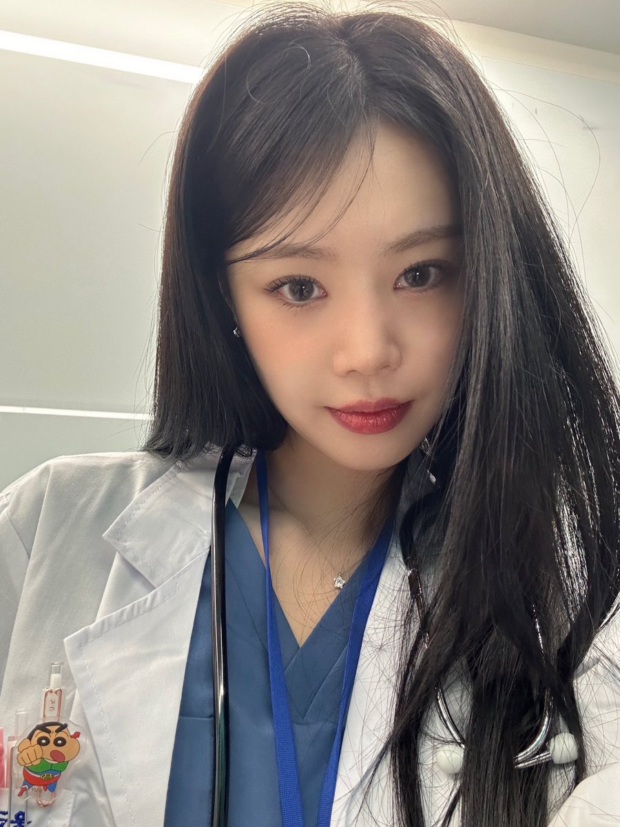 kpopsapphic's tweet photo. Save me doctor soojin save me https://t.co/YjMnWhLLeF