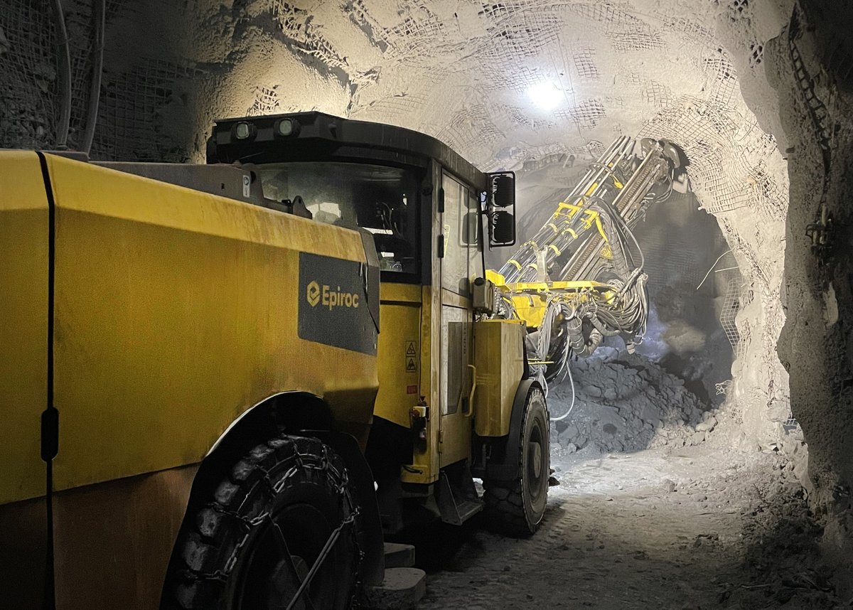 GeoDrilling's tweet image. Epiroc has successfully introduced the first Boltec M10 Battery rig in the US at Nevada Gold Mines - b.link/ljyr5jnd

#Aspermont @epirocgroup #BoltecM10Battery #Eletrification #Mining #NevadaGoldMines #BatteryElectricVehicle #USA