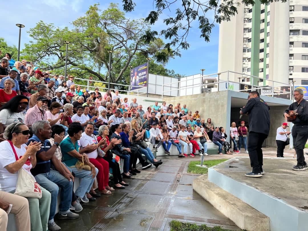 #EnFotos ¡¡Girardot es Amor Mayor!! 

Realizado encuentro con 9⃣3⃣0⃣ círculos de adultos y adultas mayores del municipio en el marco de la Gran Misión Abuelos y Abuelas de la Patria 🧓🧑

<a href="/NicolasMaduro/">Nicolás Maduro</a> 
<a href="/RafaelMaracay21/">Rafael Morales</a> 
#Maracay