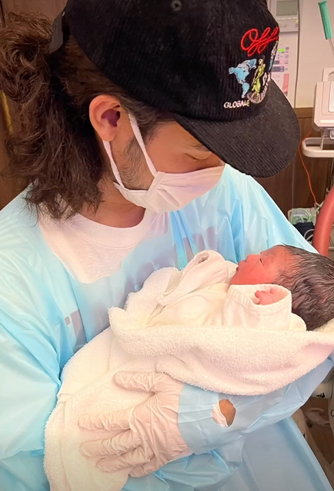 emdjschool's tweet photo. A year ago, my life changed forever as I transformed from a husband to a dad with the birth of my daughter.

Watching her grow and experiencing the joys of fatherhood has been the most incredible journey. 

Grateful for every moment and excited for the surprise waiting ahead. https://t.co/kUUbe8HUJp