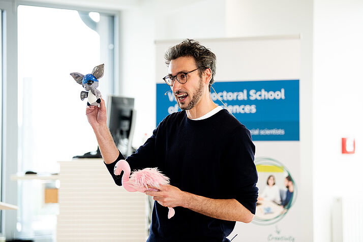 Eva Kössner (@evakoessner) on Twitter photo This was Rising Voices 2024, 13 June <a href="/univienna/">Universität Wien</a> – stubborn flamingos, thrown newspaper and proud award winners. A huge shoutout to our science slammers and award winners! #RisingVoices #ScienceSlam #PhDLife vds-sosci.univie.ac.at/rising-voices/ (all pics © Barbara Mair) This was Rising Voices 2024, 13 June <a href="/univienna/">Universität Wien</a> – stubborn flamingos, thrown newspaper and proud award winners. A huge shoutout to our science slammers and award winners! #RisingVoices #ScienceSlam #PhDLife vds-sosci.univie.ac.at/rising-voices/ (all pics © Barbara Mair)
