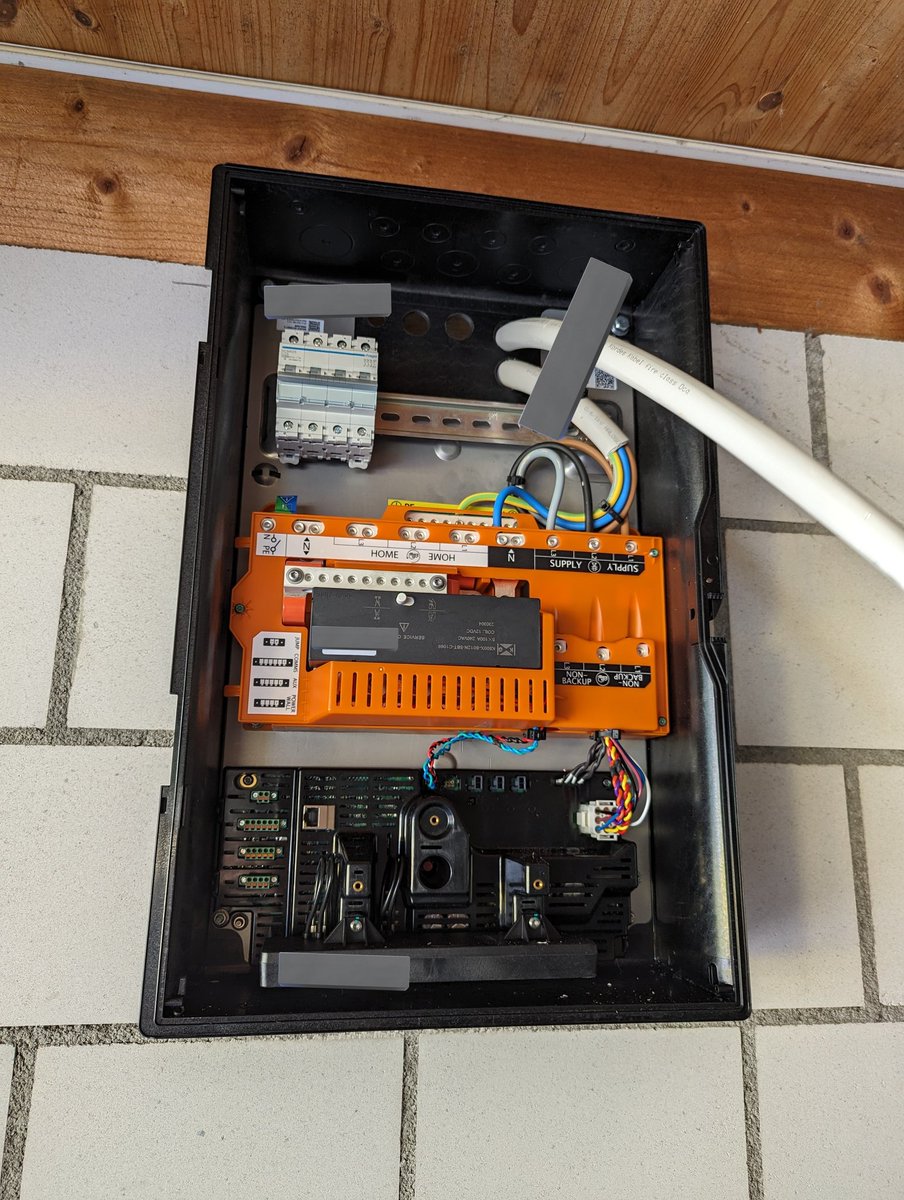 Heute am Walensee bei der Installation des <a href="/teslaenergy/">Tesla Energy</a> Backup Gateway 2
Handlanger für den Elektriker spielen, heisst gleichzeitig viel lernen.
