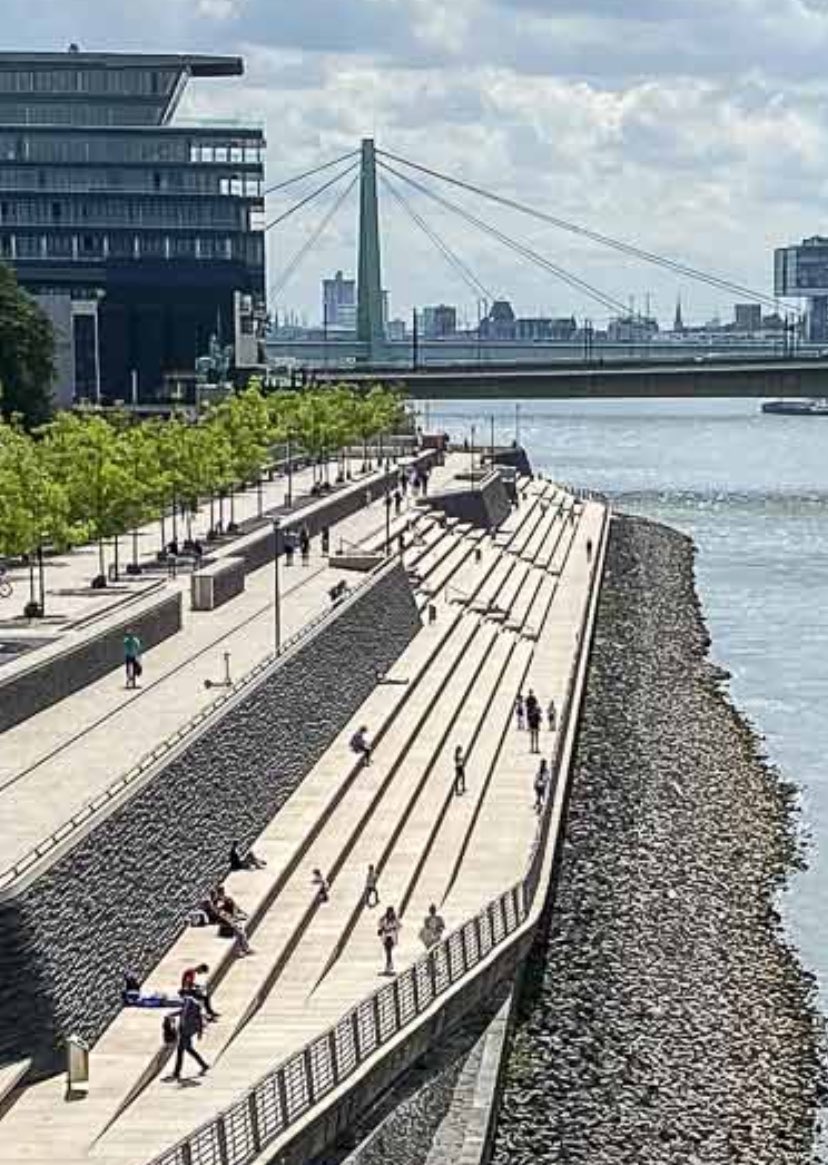 fouadurbanist's tweet photo. ربما تفكر بلدية الخبر في فكرة تحويل هذه المنحدرات الأسمنتية والعشبية في الكورنيش الى مسطبات مدرجة قابلة للجلوس والإطلالة على البحر. 

هذه الفكرة لا تكلف الكثير وتعطي وظيفة أفضل للمكان كما في مواقع عدة حول العالم على ضفاف المسطحات المائية مثل تلك التي في مدينة كولون الألمانية بنفس الحجم والمقياس (مثلا)