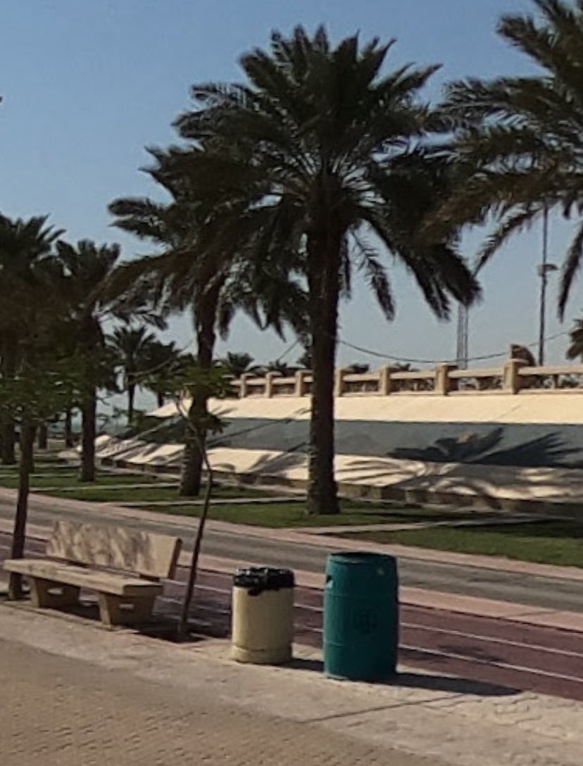 fouadurbanist's tweet photo. ربما تفكر بلدية الخبر في فكرة تحويل هذه المنحدرات الأسمنتية والعشبية في الكورنيش الى مسطبات مدرجة قابلة للجلوس والإطلالة على البحر. 

هذه الفكرة لا تكلف الكثير وتعطي وظيفة أفضل للمكان كما في مواقع عدة حول العالم على ضفاف المسطحات المائية مثل تلك التي في مدينة كولون الألمانية بنفس الحجم والمقياس (مثلا)