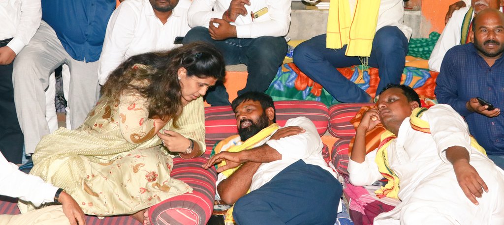 Pankajamunde's tweet photo. आज वडीगोद्री येथे उपोषणाच्या ठिकाणी भेट दिली. प्रा.लक्ष्मण हाके व नवनाथ वाघमारे  हे दोघे पाच दिवस झाले उपोषण करत आहेत.

कालपासून त्यांनी पाणी देखील त्यागले आहे. यामुळे त्यांची प्रकृती खालावत आहे वंचितांच्या लढ्यासाठी आम्ही त्यांच्यासोबत आहोत असा धीर देण्यासाठी मी गेले. सरकारमधील प्रमुख नेत्यांनी त्यांच्या मागणीची तात्काळ दखल द्यावी आणि त्यांना सन्मान देऊन उपोषण सोडवावे व न्याय द्यावा.
