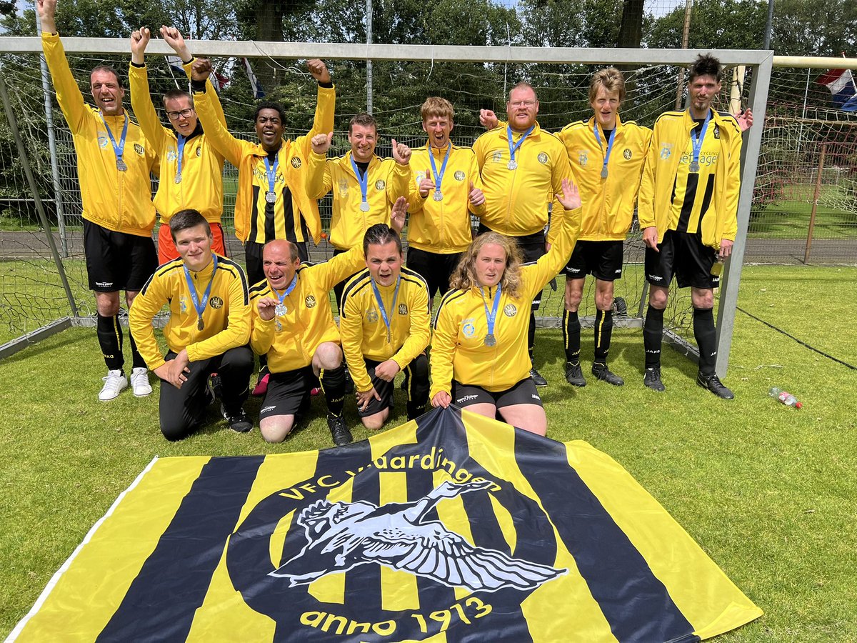 DvGooswilligen's tweet image. Zilver voor het G -team van @vfcvoetbal tijdens de Special Olympics Nationale Spelen. Voor de derde keer wint dit team het eremetaal. Goud en Brons hadden ze al. Deze miste nog in de collectie 😉