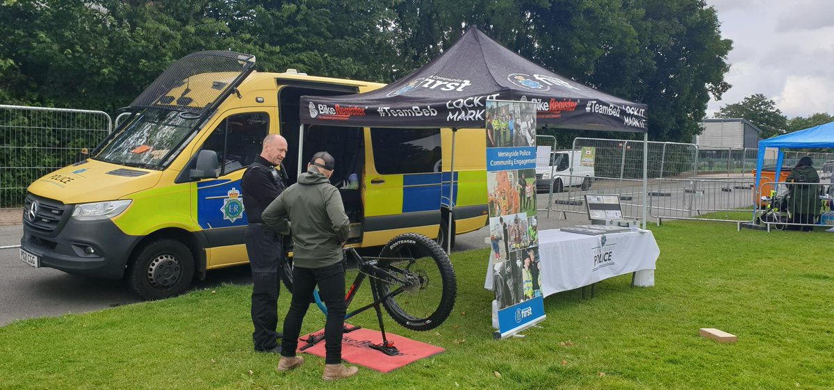 On Saturday Constable Fenna attended the Wirral wellness event in Birkenhead park. The event focused on mental health and wellbeing within our communities, supported by Officers from Bebington Local Policing team. What a fantastic event