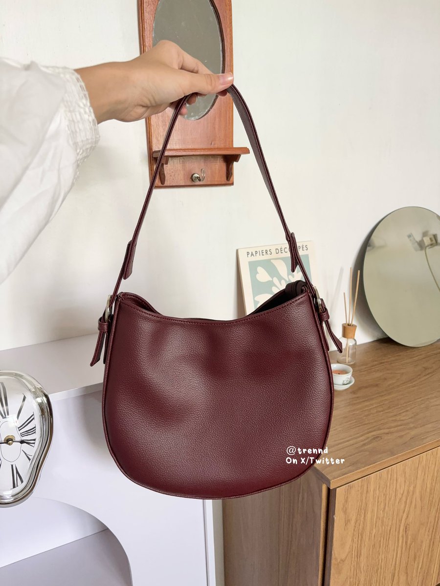 trennd's tweet photo. Gak nyesel beli Shoulder Bag ini, tipe yang kelihatan kecil aslinya MUAT BANYAK! Under 100k kelihatan simpel classic timeless pula! 🥰🫵🏻

Bahannya beneran bagus gak kaku cocok banget dipakai segala occasion ✨ https://t.co/XdGvPvhuLc