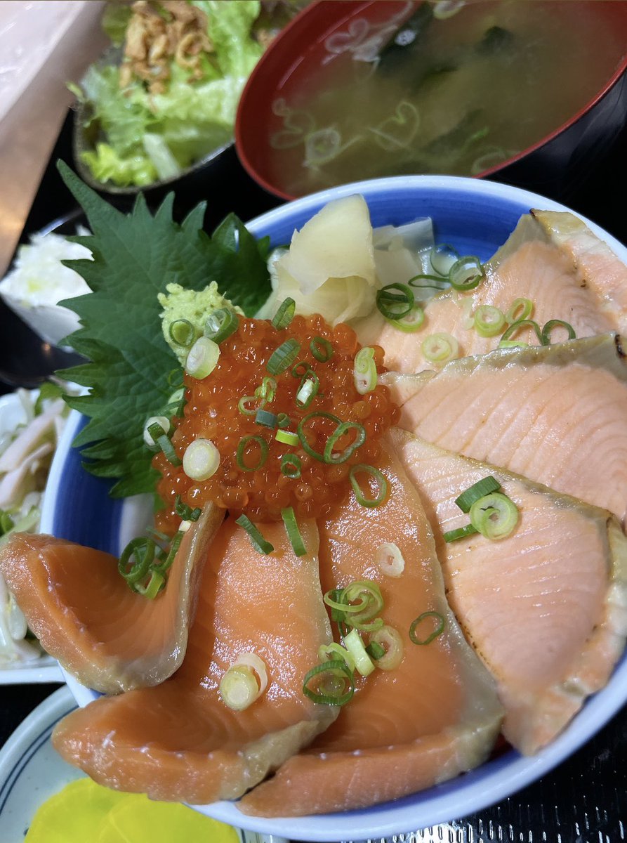 SAKABAICHIZA's tweet photo. 今週の一坐ランチ週替わり定食は
"いくらサーモンの炙り&amp;漬け丼"です🥳

毎回ご好評のサーモン丼を炙りと漬けの2種で豪華にいくらもつけちゃいました😁😁

まだ一坐ランチを食べたことない1年生も
ぜひお待ちしてます🙇‍♀️

水、木、金曜11:30〜14:00L.O https://t.co/MuX7TFXmo5