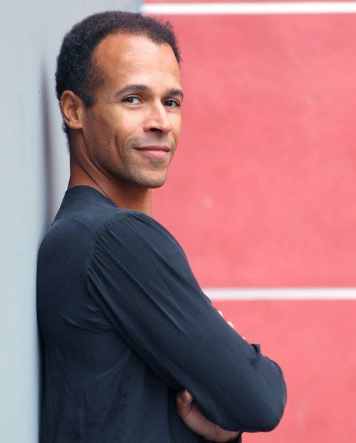EGrizot's tweet photo. Eric, irradiant la scène de sa présence et prestance. il avait à coeur de partager sa passion de la danse. Je mesure la chance d'avoir croisé son chemin. Tu restes dans ma mémoire et mon coeur, ta lumière ne s'éteindra pas et continuera de briller. R.I.P cher Eric Vu-An 🕯️🕯️🕯️ https://t.co/a3uvhBdNK5
