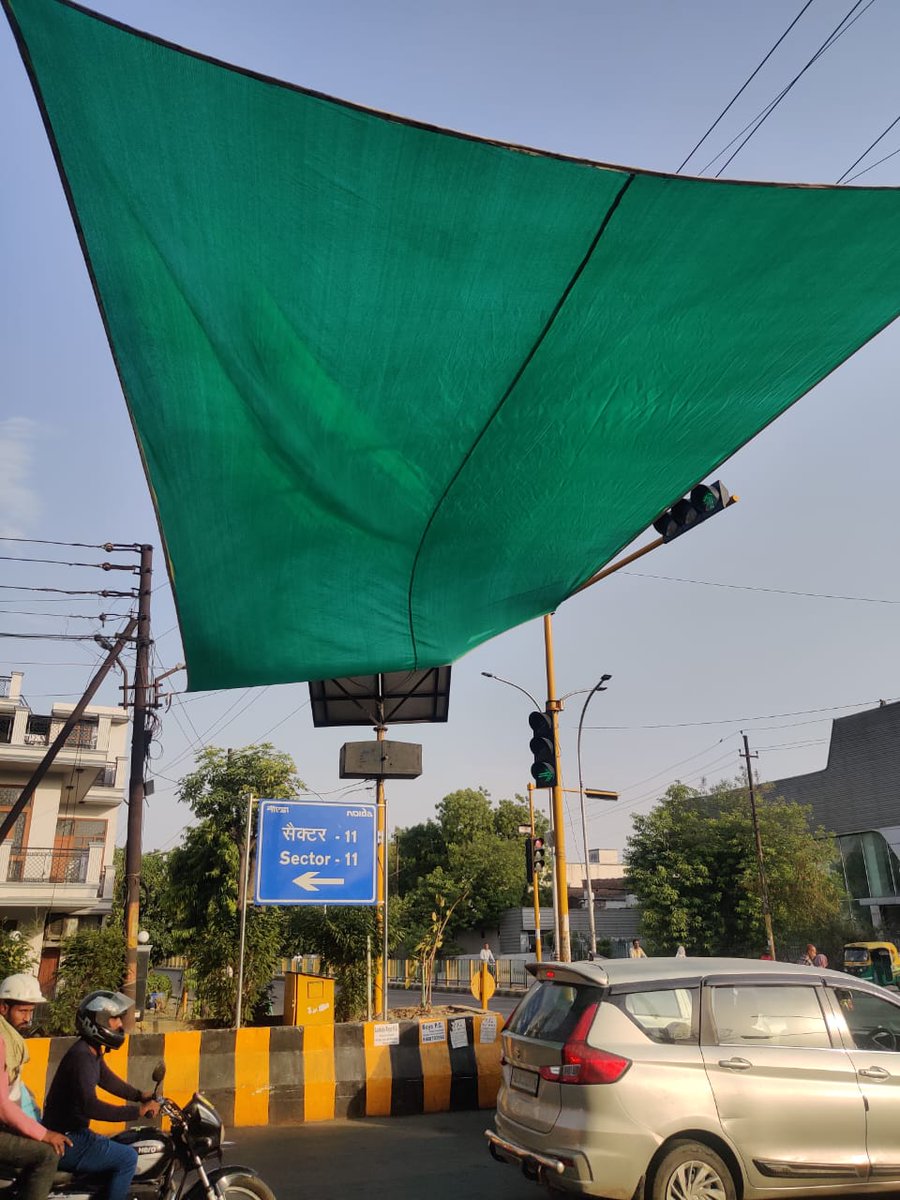 CP_Noida's tweet photo. .@CP_Noida के निर्देशन में @noidatraffic द्वारा RED FM 93.5  के साथ मिलकर शुरू की गई पहल "सुविधा Ke Liye Shade है"

यात्री स्टैंड व सड़क किनारे बने अन्य यात्री ठहराव वाले स्थलों के आस-पास @noidatraffic व RED FM द्वारा आमजन को भीषण गर्मी से राहत दिलाने हेतु नेट लगाया जा रहा है ! https://t.co/pU2wgcC2H3