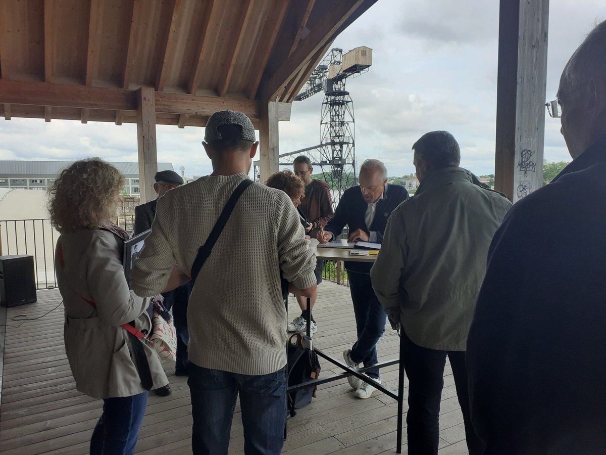 Alan Stivell, parrain de la 3e édition des Jeux de Bretagne, est arrivé à Nantes (LAB, Chantenay)

A 19h, il lancera symboliquement le 1er bol dans un panneau de basket
