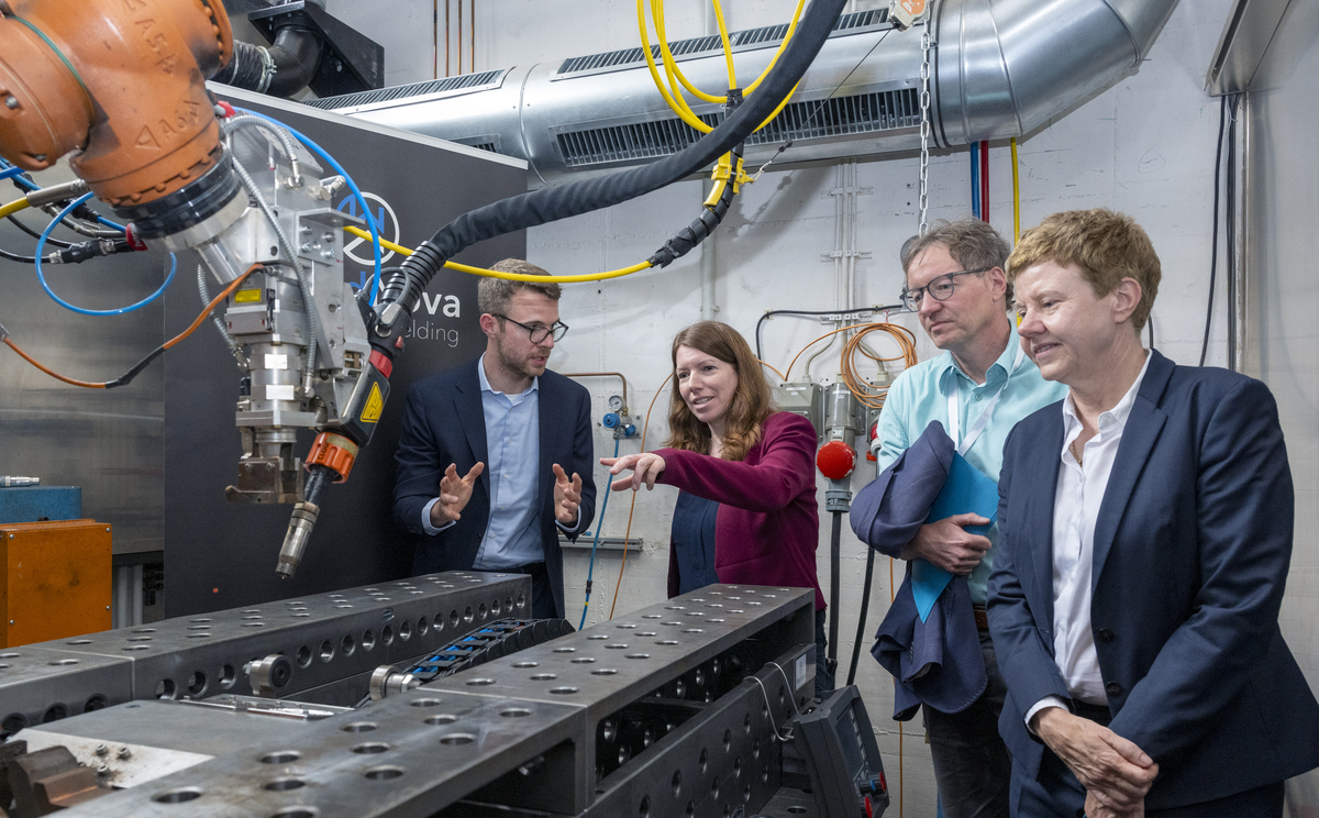 BAMResearch's tweet photo. Heute war @annachristmann von @GrueneBundestag zu Gast bei #BAMResearch, um sich über unser Start-up @WeldNova zu informieren, das mit der Förderung von @BMWK ein revolutionäres Schweißverfahren für Windräder entwickelt. Danke für den Besuch &amp; den interessierten Austausch! https://t.co/Pd76cY3nq2