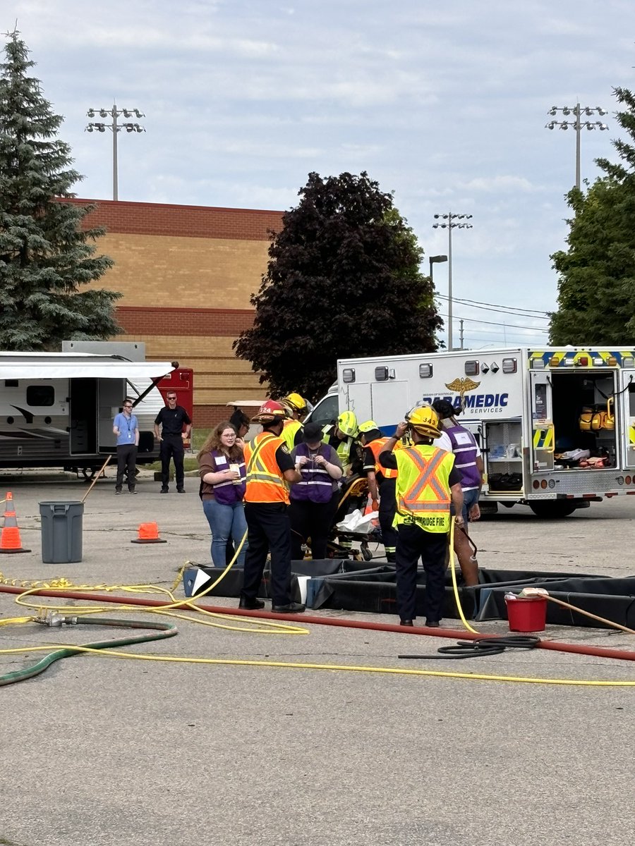 CambridgeFD's tweet photo. Today, we conducted a joint training exercise simulating a multi patient incident and chemical spill. A huge thank you to all who participants for their dedication and teamwork. Together, we enhance our emergency response and keep our community safe!

#Emergencymanagement #fire https://t.co/kgw1UYFlhK