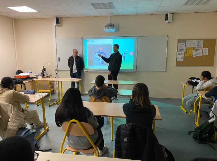 Ateliers sur les fake news et les théories du complot avec les journalistes de l'association Lumières sur Info. Un grand merci aux journalistes pour leurs passionnantes interventions.