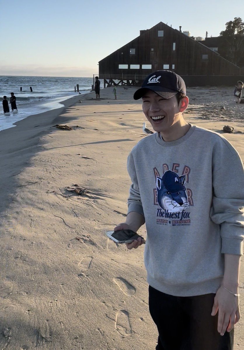 kihyunsbitxh's tweet photo. he’s so fucking boyfriend https://t.co/od6tAlGnMp