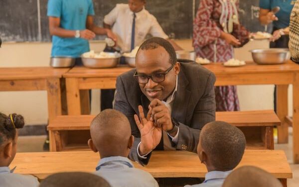 evaristemur's tweet photo. @gtwagirayezu @nsanzimanasabin Let's #DusangireLunch with our brothers, sisters, sons, and daughters. It's true that 3k can feed a child at school for the entire academic year. Join us in making a difference! https://t.co/B0e5muD0gW