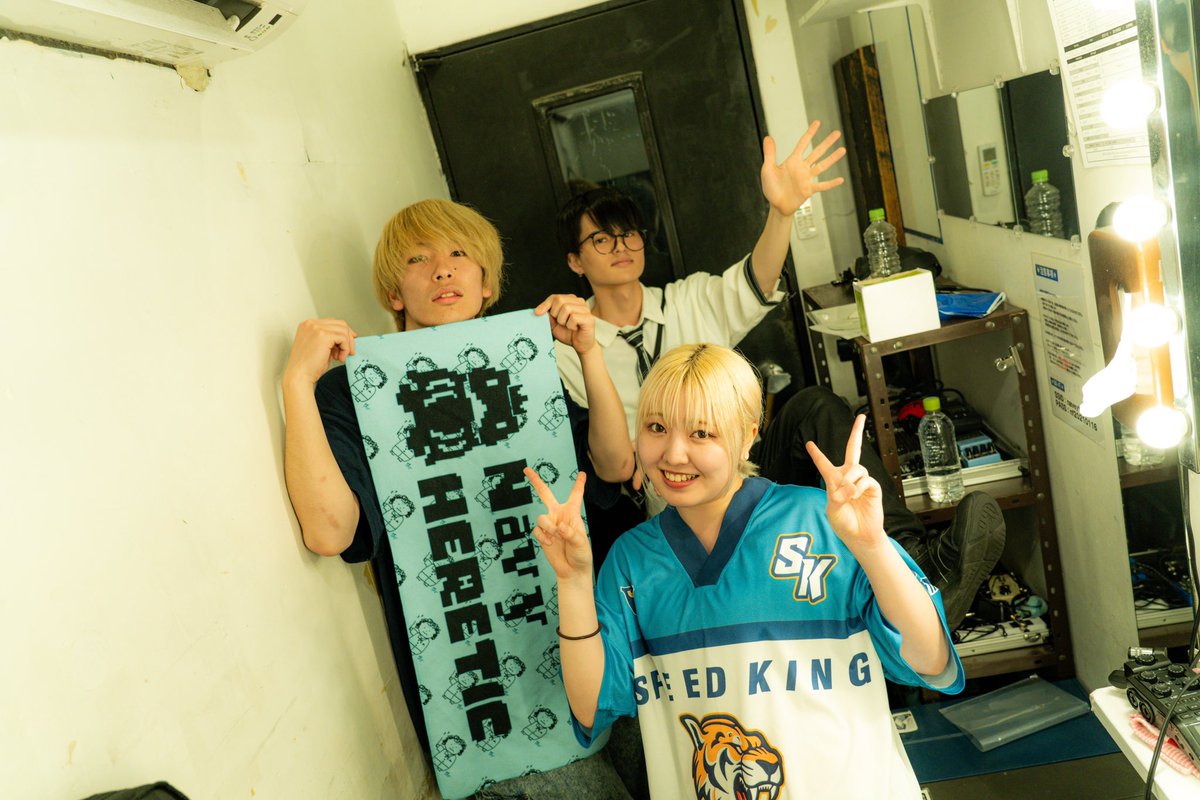 NavyHeretic's tweet photo. 華の乱後夜祭Day1終了！！
昨日見てくれた方も今日初めて見てくれた方もありがとうございました🪷

皆様と最高にぶちあがれるセトリにしてきました！！
また遊びに来てください🙆🏻‍♂️🙆🏼‍♀️🙆🏽

1.ノーメンてんきゅう
🎥2.PP well made 
3.Continue!!!
4.kikai-onchi
5.タイ��ルないやつ
6.バッハの週末無問題 https://t.co/aQDgQaxrvW