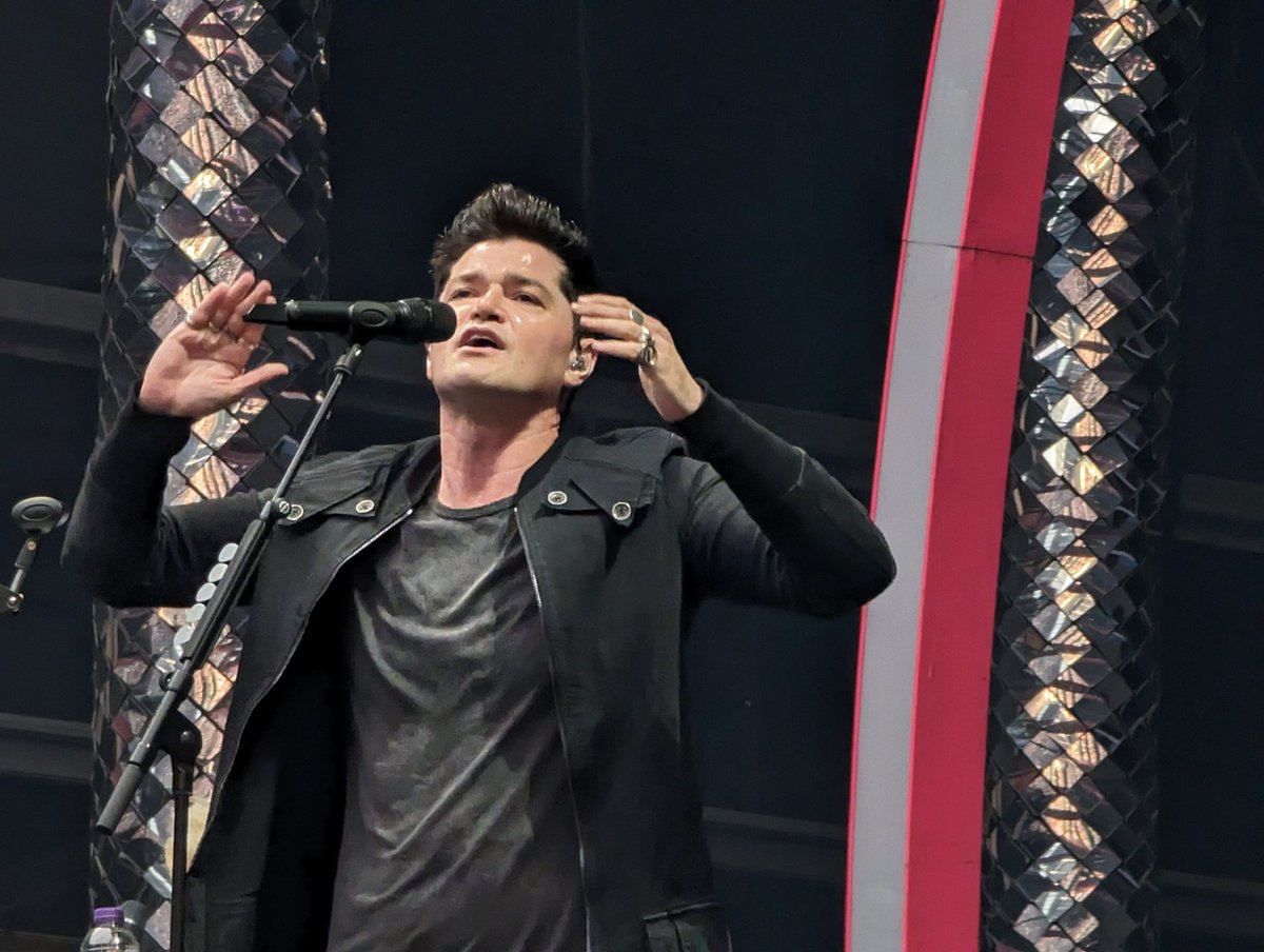 A fantastic gig from <a href="/thescript/">the script</a> supporting <a href="/Pink/">P!nk</a> #summercarnival glad to get 👍from <a href="/glenofthepower/">Glen Power</a> love you to <a href="/TheScript_Danny/">Danny O'Donoghue</a> #scriptfamily