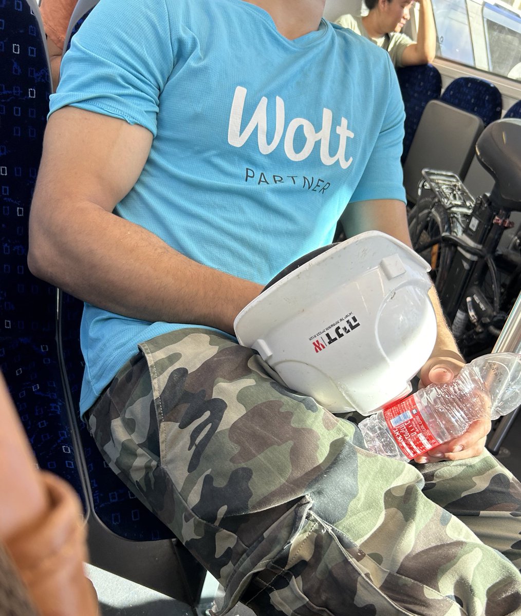 #דןקראש 
הבחור היפה גם עזר לאשה מבוגרת לרדת מהאוטובוס בבטחה. התאהבתי.