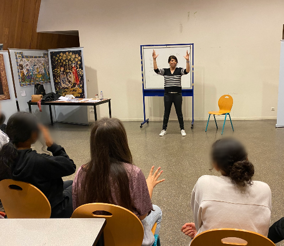 Nouvel atelier d'apprentissage de la langue des signes avec les élèves volontaires cet après-midi avec Malek, intervenante de l'IVT (International Visual Théâtre). Nous la remercions très chaleureusement pour sa passionnante intervention.