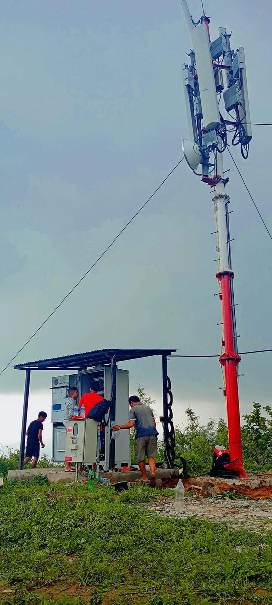 सिन्धुली 
हाम्रो स्थानीय तहको जन प्रतिनिधि हरुको  ७ वर्ष को अथाह प्रयास पछि कमलामाई नगरपालिका वडा नं ७ को ज्याम्दु डाँडामा बनेको यो नेपाल दुरसञ्चार प्राधिकरण ले टावर बनाको  हो कि बृक्षा रोपन गरेको हो ? 
#बुझिन_मैले_बुझाई_देउ_कसैले 🤣🤣 सिन्धुली