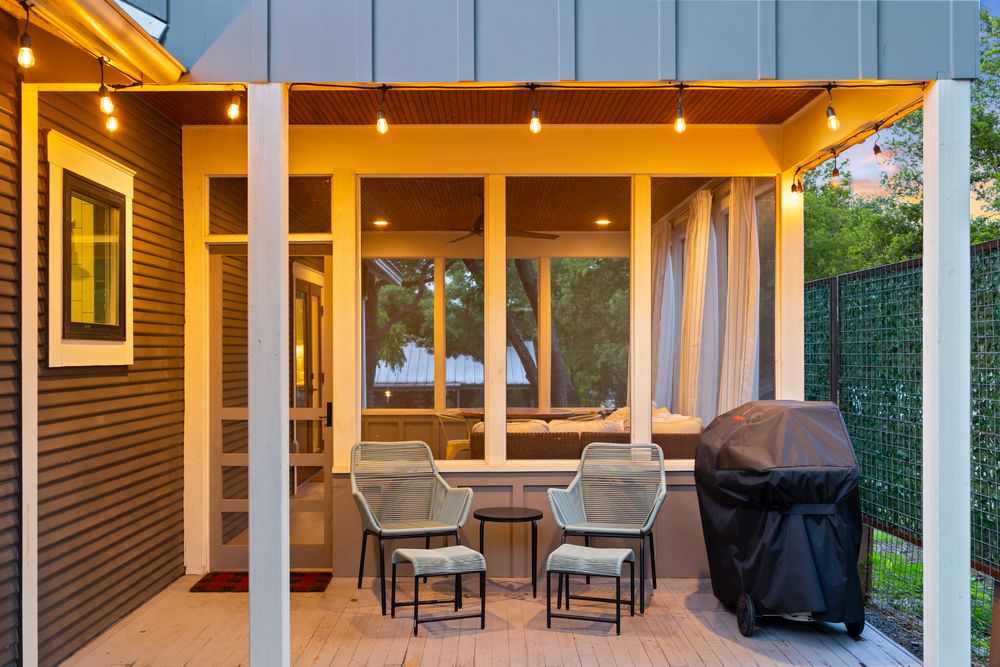 Ready to see what the Austin hype is all about? 🤠 Enjoy this iconic Texas city along with all the comforts of home with this unique, beautiful house in the Travis Heights neighborhood. 🏠 

See more and book here: l8r.it/u5eI

#WeGolightly