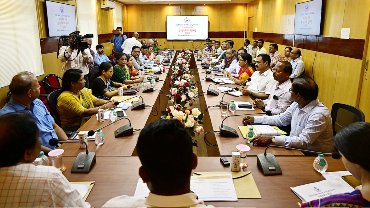 IPR_Odisha's tweet photo. ରାଜ୍ୟ ସରକାରଙ୍କ ଓଡ଼ିଆ ଭାଷା, ସାହିତ୍ୟ ଓ ସଂସ୍କୃତି ବିଭାଗ ମନ୍ତ୍ରୀ ଶ୍ରୀ ସୂର୍ଯ୍ୟବଂଶୀ ସୂରଜ ବିଭାଗର ବିଭିନ୍ନ କାର୍ଯ୍ୟକ୍ରମର ସମୀକ୍ଷା କରିଛନ୍ତି। ଏହି ବିଭାଗ ଓଡ଼ିଆ ଅସ୍ମିତାର ସୁରକ୍ଷା ଦିଗରେ ଗୁରୁ ଭୂମିକା ତୁଲାଉଥିବାରୁ ଏହାର କାର୍ଯ୍ୟଧାରା ଓଡିଶାବାସୀଙ୍କ ମଧ୍ୟରେ ଏକ ସ୍ୱତନ୍ତ୍ର ଅନୁଭୂତି ଆଣିଦେବ ବୋଲି ମନ୍ତ୍ରୀ ପ୍ରକାଶ କରିଥିଲେ।

ବିଭିନ୍ନ ସରକାରୀ ଅନୁଷ୍ଠାନ ଓ ବ୍ୟବସାୟ ପ୍ରତିଷ୍ଠାନ ଗୁଡିକରେ ଓଡ଼ିଆରେ ନାମ ଫଳକ ଲେଖା ପଦକ୍ଷେପକୁ ତ୍ୱରାନ୍ୱିତ କରିବାକୁ ସେ ପରାମର୍ଶ ଦେଇଥିଲେ। ଏଥିସହ ଭାଷା କମିଶନ ପ୍ରତିଷ୍ଠା, ସଂସ୍କୃତି ଓ ଐତିହ୍ୟ ନୀତି ସ୍ୱତନ୍ତ୍ର ମାର୍ଗଦର୍ଶିକା ପ୍ରଣୟନ, ସାହିତ୍ୟ ଏକାଡେମୀର ବାକି ଥିବା ପୁରସ୍କାର ପ୍ରଦାନ ଏବଂ ବିଭିନ୍ନ ଏକାଡେମୀର କାର୍ଯ୍ୟନିର୍ବାହୀ କମିଟି ଗଠନ ନିମନ୍ତେ ପଦକ୍ଷେପ ନେବାକୁ ମନ୍ତ୍ରୀ ନିର୍ଦ୍ଦେଶ ଦେଇଛନ୍ତି।

ସେହିଭଳି ମୁଖ୍ୟମନ୍ତ୍ରୀ କଳାକାର ସହାୟତା ଯୋଜନାର ହିତାଧିକାରୀ ଓ ବର୍ତ୍ତମାନ ଜୀବିତ ଥିବା ରାଜ୍ୟର ସମସ୍ତ ପଦ୍ମ ପୁରସ୍କାର ବିଜେତା ମାନଙ୍କୁ ସହାୟତା ରାଶି ସମୟାନୁଯାୟୀ ପ୍ରଦାନ କରିବାକୁ ଅଧିକାରୀ ମାନଙ୍କୁ ପରାମର୍ଶ ଦେବା ସହ ଏକ ଅସ୍ମିତା ଭବନ ନିର୍ମାଣ ପାଇଁ ମଧ୍ୟ ପଦକ୍ଷେପ ନେବାକୁ କହିଥିଲେ। ସେହିଭଳି ବିଭାଗର ବିଭିନ୍ନ କାର୍ଯ୍ୟକ୍ରମକୁ ନେଇ ଆସନ୍ତା ଶହେ ଦିନରେ କାର୍ଯ୍ୟ ଖସଡ଼ା ପ୍ରସ୍ତୁତ କରିବା ଉପରେ ମଧ୍ୟ ସେ ଗୁରୁତ୍ୱାରୋପ କରିଥିଲେ।