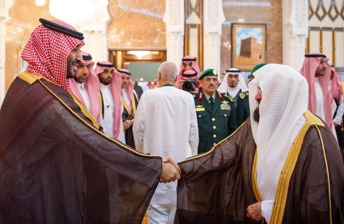 PRAGOVSA's tweet photo. رئيس الشؤون الدينية يشيد بجهود سمو ولي العهد؛لخدمة ضيوف الرحمن؛وإشرافه المباشر على أعمال الحج 

أشاد معالي رئيس الشؤون الدينية بالمسجد الحرام والمسجد النبوي الشيخ الدكتور #عبدالرحمن_السديس؛ بجهود صاحب السمو الملكي الأمير محمد بن سلمان ؛ولي العهد 
رئيس مجلس الوزراء- حفظه الله- في الإشراف المباشر  على أعمال الحج، وخدمة المسجد الحرام والمسجد النبوي وقاصديهما من ضيوف الرحمن.

وأثنى رئيس الشؤون  الدينية على الكلمة التي ألقاها سمو ولي العهد -حفظه الله- في حفل الاستقبال السنوي لأصحاب الفخامة والدولة، وكبار الشخصيات الإسلامية؛الذين أدوا فريضة الحج لهذا العام،مؤكدا أن القيادة الرشيدة المباركة -حفظها الله- شرّفها الله بخدمة الحرمين الشريفين والمشاعر المقدسة، والعناية بقاصديهما، والحرص على أمنهم وسلامتهم.

وثمّن رئيس الشؤون الدينية ما ورد في كلمة سمو ولي العهد؛ بإعتزازه بمواصلة القيام على خدمة الحجاج وبذل الجهود وتسخير جميع الإمكانات، لتوفير سبل الراحة لضيوف الرحمن، موضحا أن تلك الجهود الجبارة أثمرت بفضل الله -تعالى- في مخرجات الخدمات المجودة المقدمة لضيوف الرحمن، وما ينعمون به في شتى الجوانب المتعلقة بشؤون الحج والحاج، في ظل متابعة حثيثة من خادم الحرمين الشريفين، وسمو ولي عهده الأمين -حفظهما الله- 

وتقدم بأسمى آيات التهاني والشكر العرفان إلى مقام خادم الحرمين الشريفين، وسمو ولي عهده الأمين -حفظهما الله- بمناسبة النجاحات التي حققتها خطط موسم الحج .  
وكان رئيس الشؤون الدينيةقد شارك في حفل الاستقبال السنوي الذي أقامه سمو ولي العهد؛ لأصحاب الفخامة والدولة، وكبار الشخصيات الإسلامية، وضيوف خادم الحرمين الشريفين، وضيوف الجهات الحكومية، ورؤساء الوفود ومكاتب شؤون الحجاج الذين أدوا فريضة الحج لهذا العام.

#يسر_طمأنينة
#رئاسة_الشؤون_الدينية_بالمسجد_والمسجد_النبوي