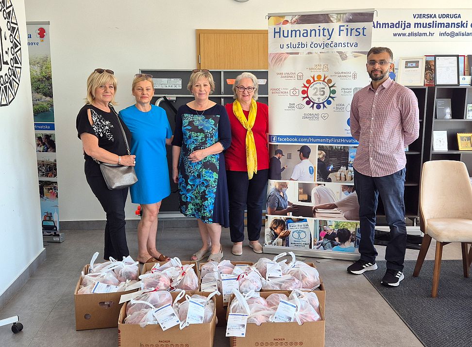 HumanityFirstHR's tweet image. Humanity First je danas povodom Kurban Bajrama podijelio više od 370 kg mesa potrebitima u Brezovici, Leskovcu, ...

#KurbanBajram @HumanityFirstUK @HumanityFirstDE