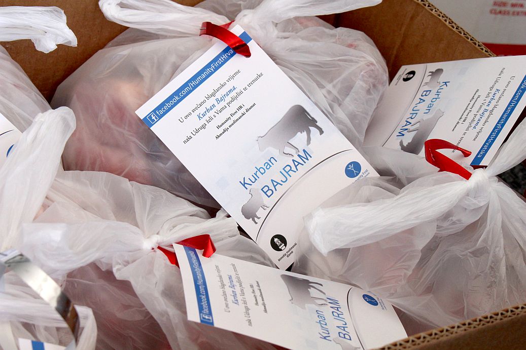 HumanityFirstHR's tweet image. Humanity First je danas povodom Kurban Bajrama podijelio više od 370 kg mesa potrebitima u Brezovici, Leskovcu, ...

#KurbanBajram @HumanityFirstUK @HumanityFirstDE