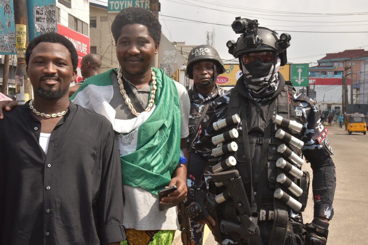 aghedo_c20's tweet photo. *JUNE 12 PROTESTS:*
Fear no threats of DSS, Police, army and all other agents of state terror. Seize the streets.Every onlooker is either a coward or a traitor. We fight not for today but for the future. 
@amnesty 
@canada_nigerial
 *Dare to struggle, dare to win.*✊✊ https://t.co/eqfk522dhB
