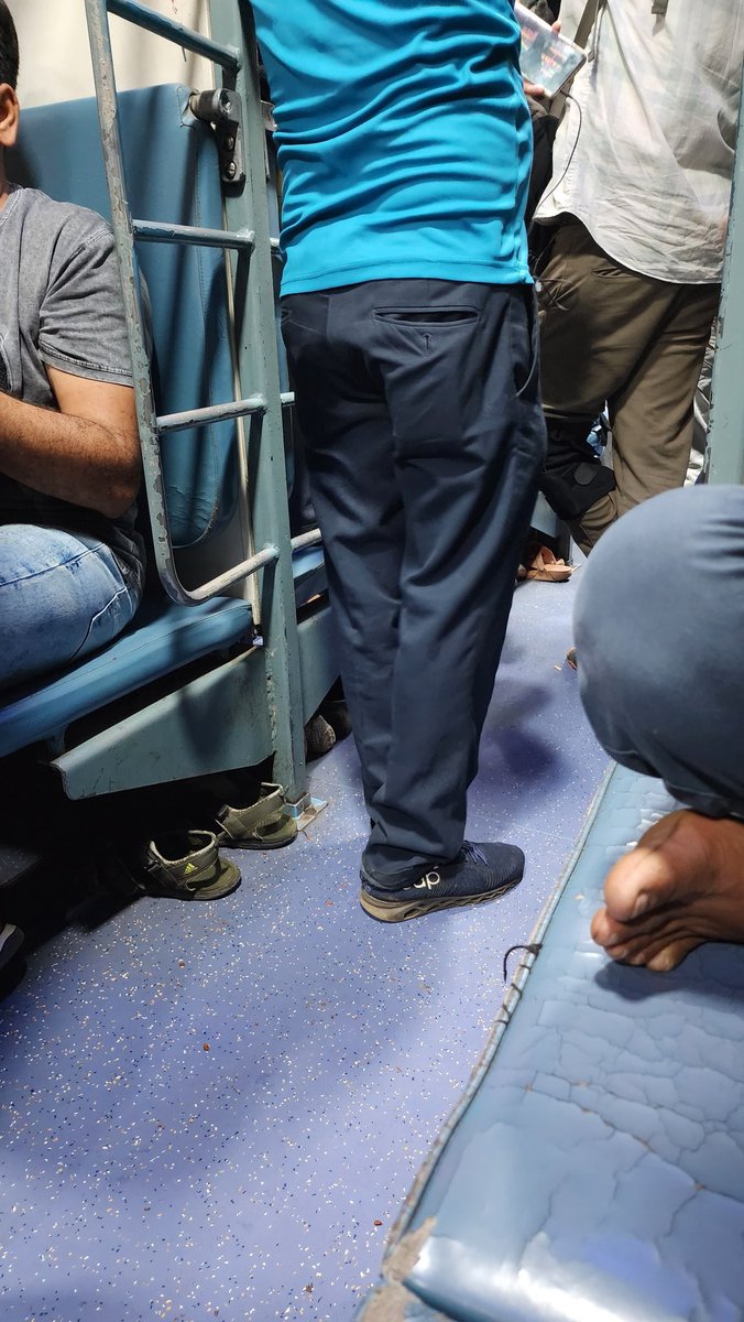 _Adv_Priti's tweet photo. This is the reservation coach of @lokshaktitrain @RailMinIndia @RailwaySeva https://t.co/QqAUkS6VGH