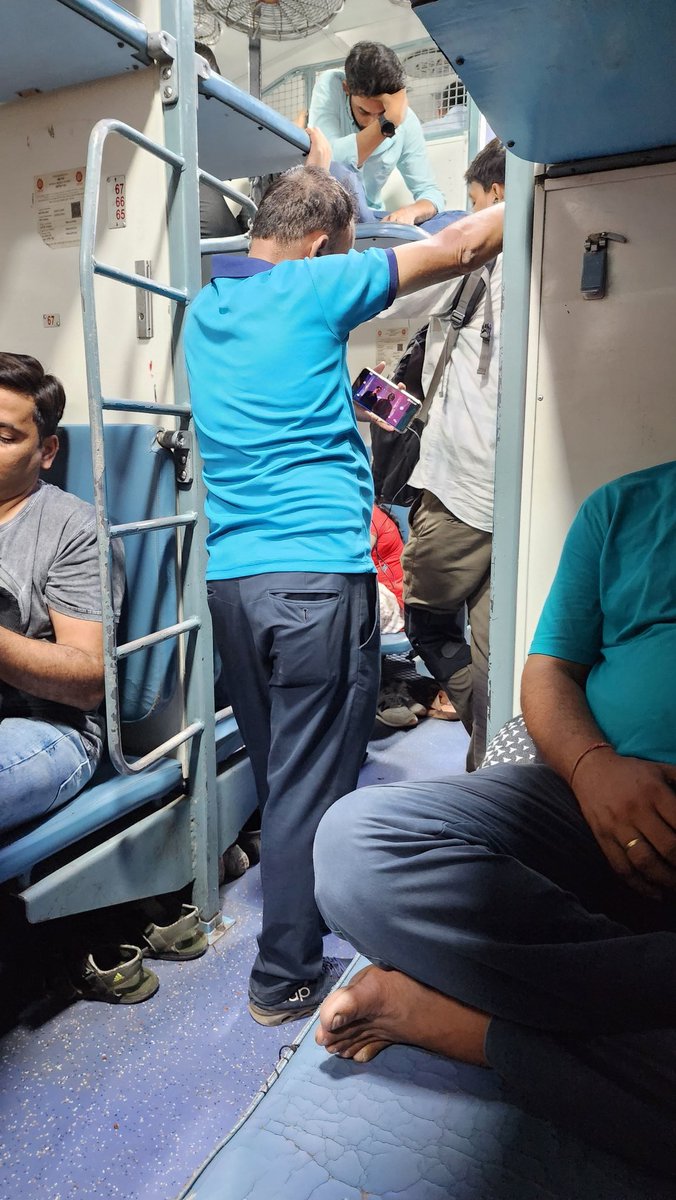 _Adv_Priti's tweet photo. This is the reservation coach of @lokshaktitrain @RailMinIndia @RailwaySeva https://t.co/QqAUkS6VGH