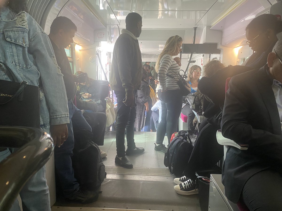 roxane_Lundy's tweet photo. Honte à @xavierbertrand qui laisse chaque jour des milliers de travailleurs Beauvaisiens s’entasser dans des trains bondés sans pouvoir s’asseoir. Les grands discours c’est bien, le respect c’est mieux ! https://t.co/TPw9Diko79