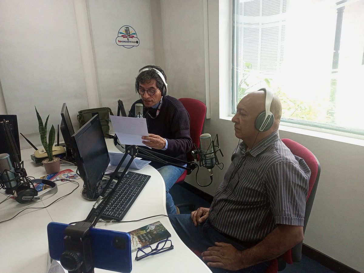 TuHorizontRadio's tweet photo. #Entérate🎙️En Tómatelo con Soda, nos acompaño Jorge Gutiérrez, escritor de la novela "Mi amor cayó del cielo" una historia que trata de un pasante de mecánica de aeronáutica que cae de la avioneta en un vuelo de prueba, siendo rescatado por una campesina de una muerte inminente https://t.co/cZtEslmytn