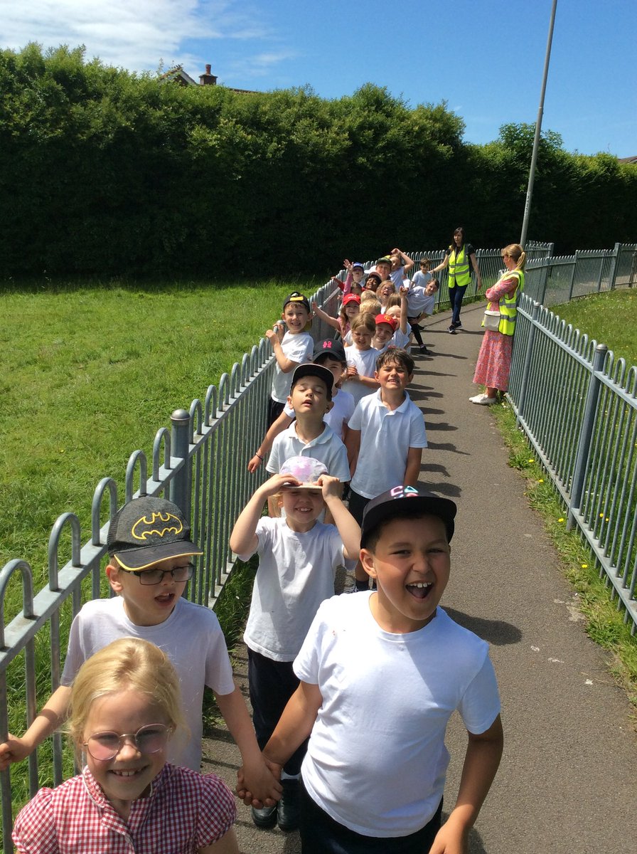 ManorParkFirst's tweet photo. Today Penguin Class have been on their local area walk. We explored the area around our school, looking at houses, shops and local features.
Back at school, we shared our ideas about what we saw in our floor book and looked carefully at the photos we took.
#manorparksuperstars https://t.co/HvmnIC3NeE