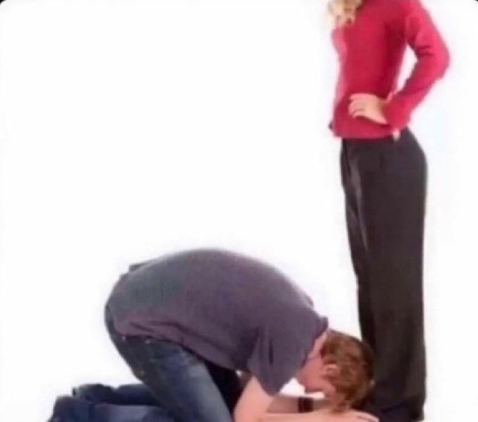 r0tt3nstrawb's tweet image. him begging me to be his gf again