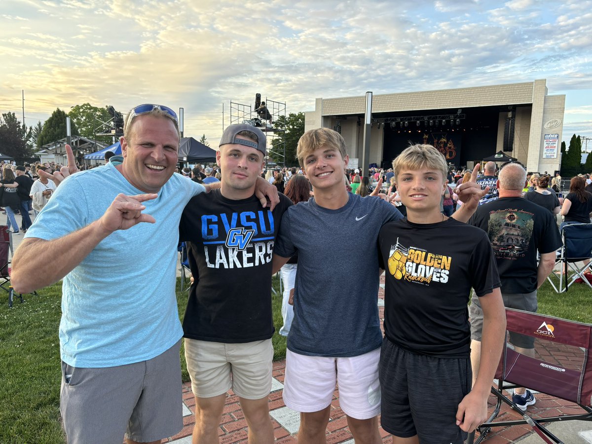 x95cherry's tweet photo. Enjoyed a Rockin good time with the boys and friends Saturday in Sylvania. Brought back memories of the Toledo Sports Arena 1998. Great rock show @FireHouseBand @warrantrocks @litaford ! https://t.co/CUUyB5vpdC