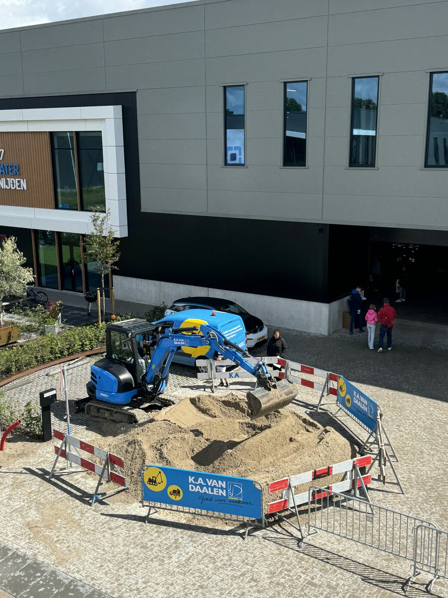 KAvanDaalenZn's tweet photo. Zaterdag was De Doedag in #Techniek weer een succes. Samen met 23 andere bedrijven de jeugd enthousiast maken voor de techniek π οΈπ§βππ·ββοΈ
Bij ons konden de bezoekers op een #graafmachine werken.
Ik weet zeker dat we er over een paar jaar weer een paar machinisten bij hebben π«Άπ https://t.co/LrP7AYyR9h
