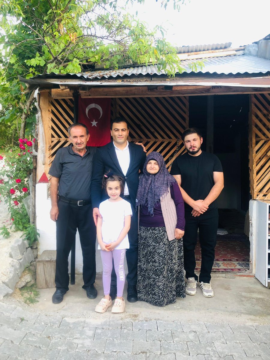 ArdanucG's tweet photo. Kaymakamımız Sayın İmran DEMİREL, Belediye Başkanı Emrah YILMAZ, İlçe Jandarma Komutanı Harun ÖZDEMİR ve İlçe Emniyet Amiri Tolga OKAN ile birlikte Kurban Bayramı vesilesiyle, şehitlerimiz ve gazilerimizin kıymetli ailelerini evlerinde ziyaret ederek bayramlarını kutladı. https://t.co/9yXo5CZAOO