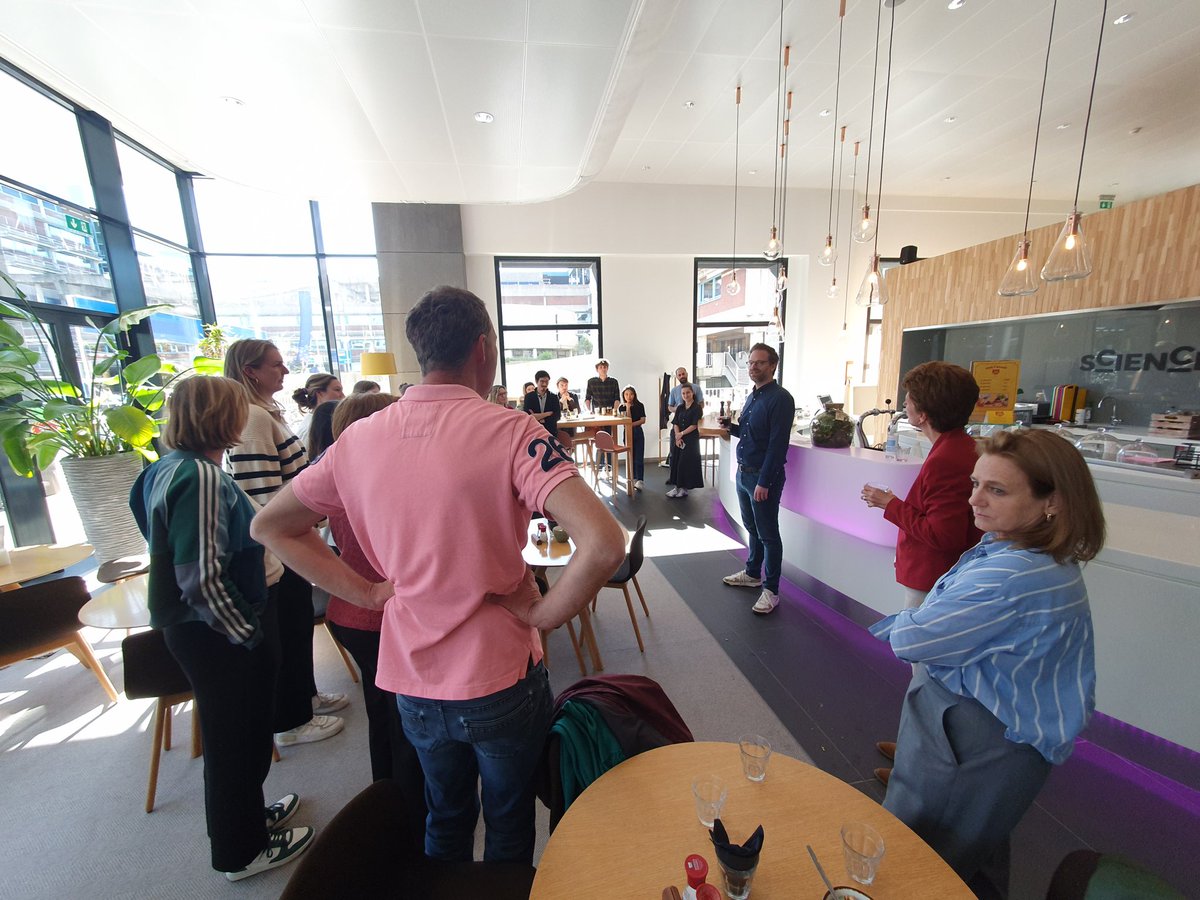 AnatNeu_Ams's tweet image. Today we celebrate that our @mennoke is the new scientific director of the @MScentrum020 🥳