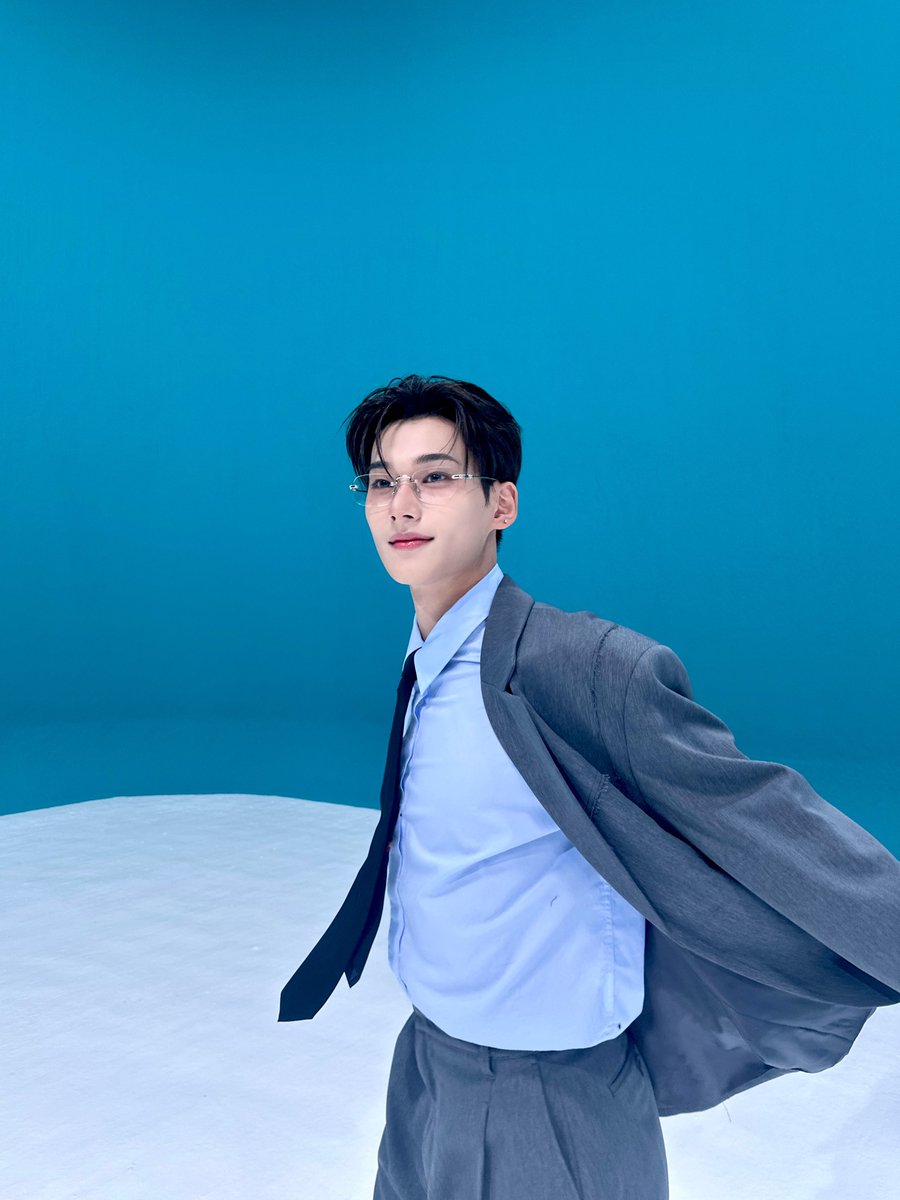EVNNE_official's tweet photo. 🩵 geek

#EVNNE #이븐 #박한빈 #PARKHANBIN https://t.co/kNdW9qQbLK