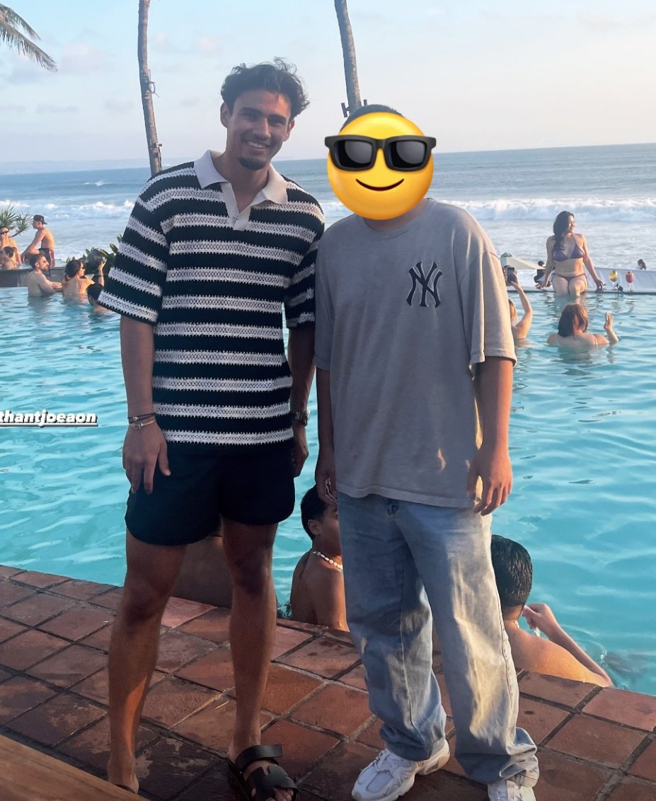 nathanarchive_'s tweet photo. sendal favorit yaaa diliat-liat 🤣 https://t.co/vKr9Pf4Jnq