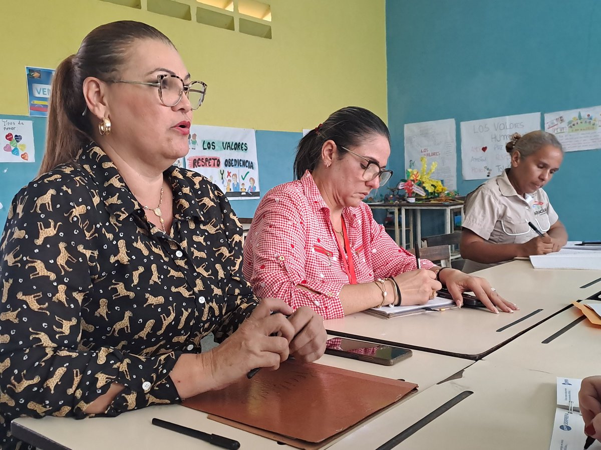 Sostuve reunión con los sindicatos signatarios para seguir garantizando la reclasificación de nuestros trabajadores/as de la educación dependiente de la @Sec_EducAragua 

¡En Aragua La Educación Reverdece! 

#CultivamosFuturo 
<a href="/NicolasMaduro/">Nicolás Maduro</a> 
<a href="/_LaAvanzadora/">Yelitze Santaella</a> 
<a href="/Soykarinacarpio/">Karina Carpio</a>